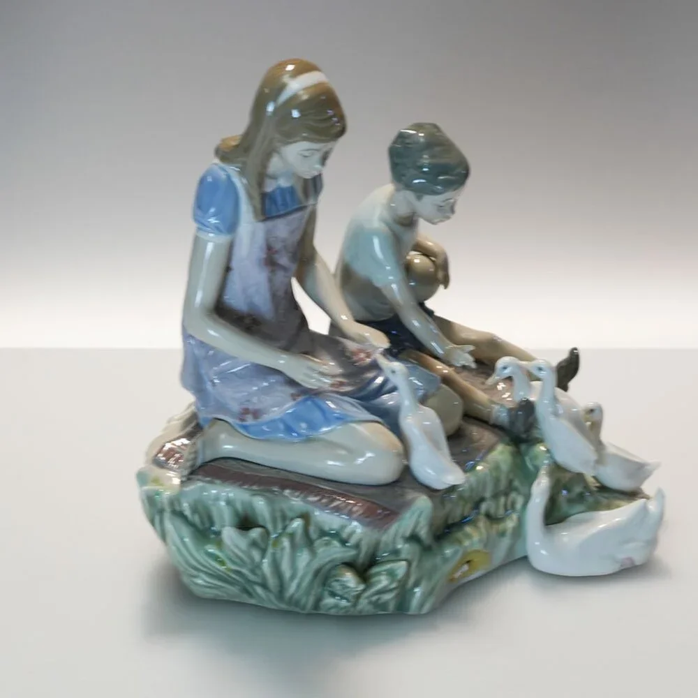 Lladró 5303, Playing with Ducks at Pond - Picture 5 of 7